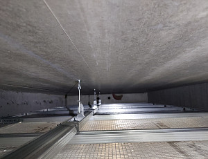 Zateplení podlahy polyfunkčního domu pomocí foukané izolace